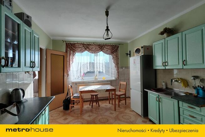 Dom na wsi z dużą działką i zabudowaniami gospodar