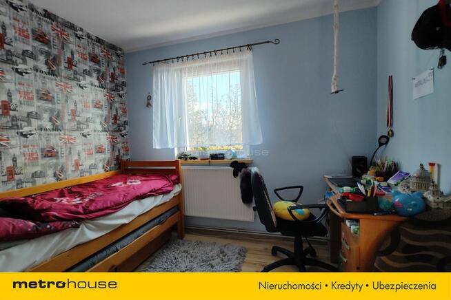 Dom w zabudowie bliźniaczej z garażami i ogrodem.