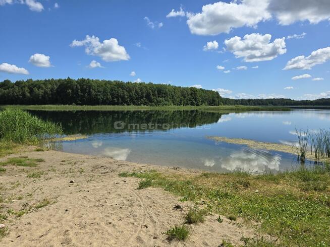 Przytulny dom w pięknej okolicy nad jeziorem.