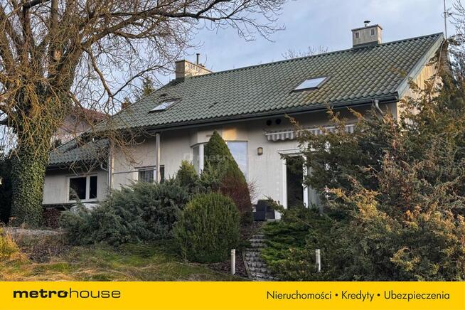 Urokliwa Dom na pięknej działce z basenem.