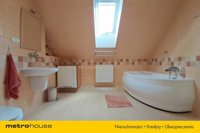 Urokliwa Dom na pięknej działce z basenem.