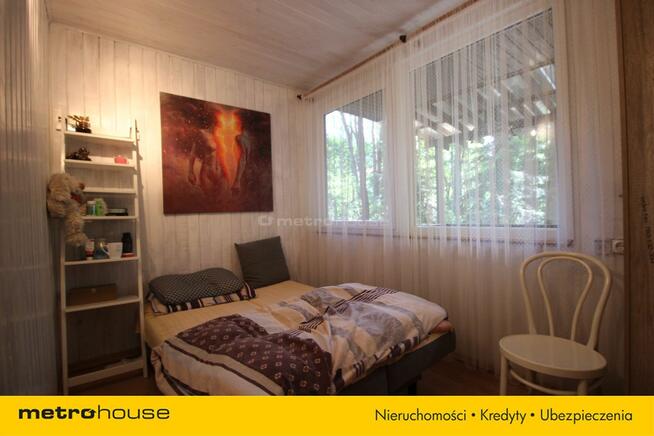 Klimatyczny domek otoczony lasem.