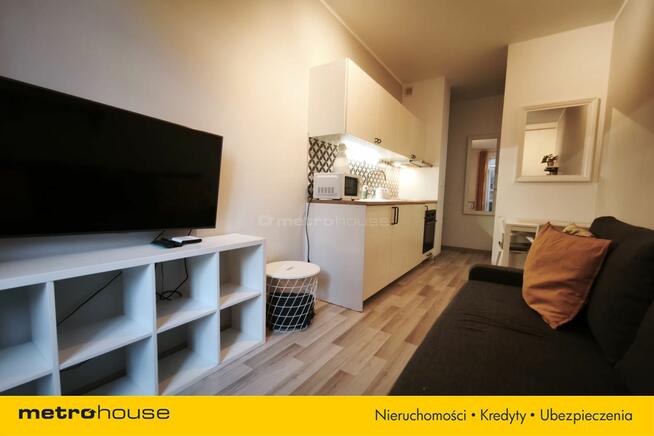 Kawalera 19m2 z prywatnym ogródkiem w kamienicy.