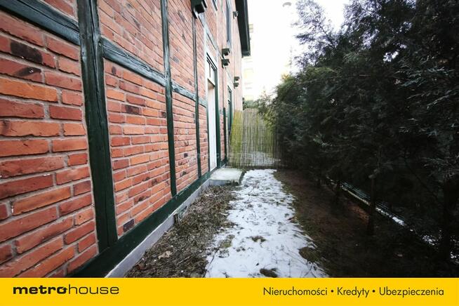 Kawalera 19m2 z prywatnym ogródkiem w kamienicy.