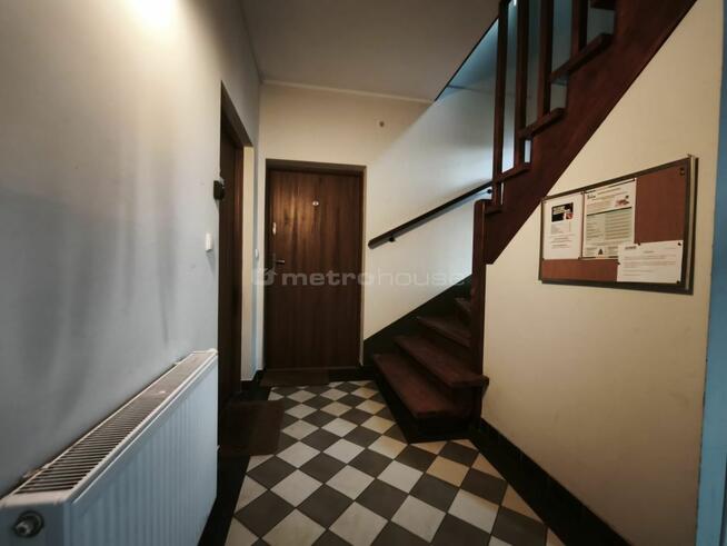 Kawalera 19m2 z prywatnym ogródkiem w kamienicy.