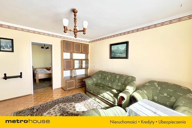 Wolnostojący dom z garażem i letnią kuchnią.