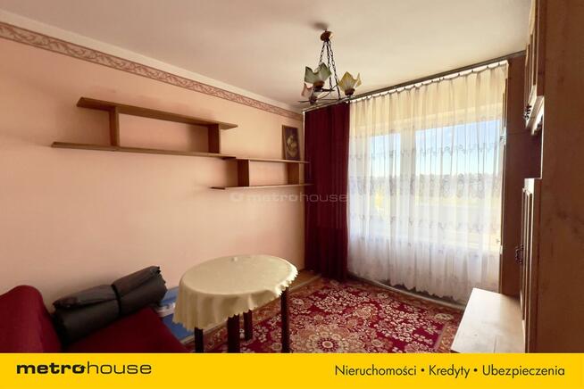 Wolnostojący dom z garażem i letnią kuchnią.