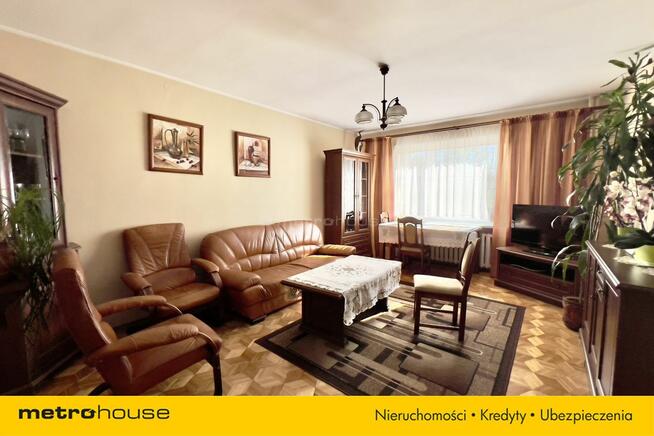 Wolnostojący dom z garażem i letnią kuchnią.