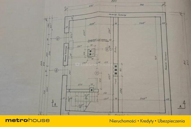 Wolnostojący dom z garażem i letnią kuchnią.