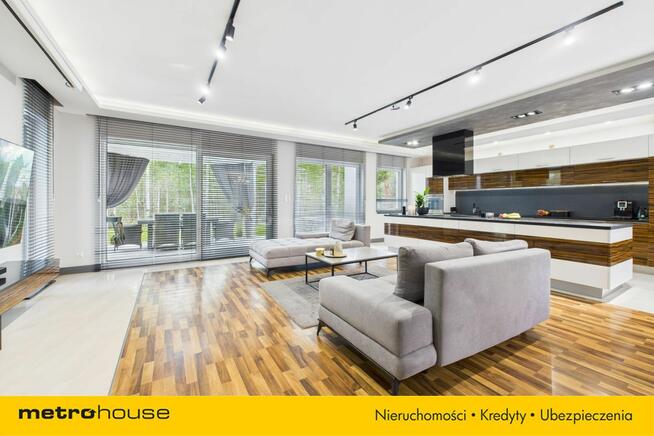 Parterowy, nowoczesny dom przy Parku Kampinowskim.