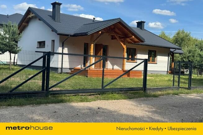 Nowy dom w otoczeniu lasu