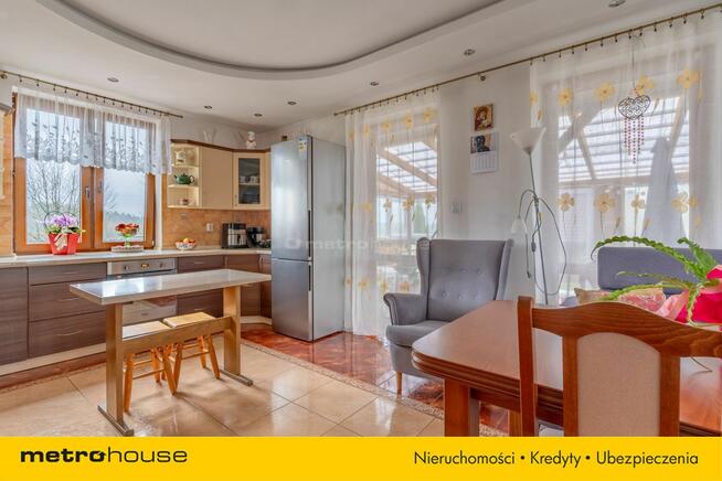 Przytulny dom na kolonii wsi niedaleko jeziora