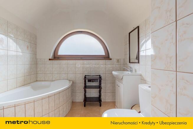 Przytulny dom na kolonii wsi niedaleko jeziora