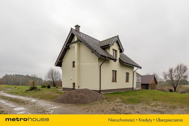 Przytulny dom na kolonii wsi niedaleko jeziora