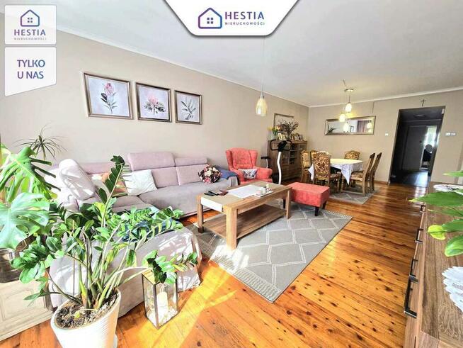 Mieszkanie na parterze z balkonem i garażem.