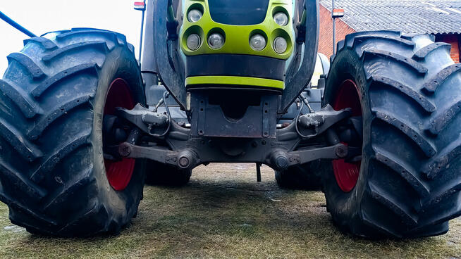 Ciągnik rolniczy Claas Ares 697 ATZ z ładowaczem czołowym