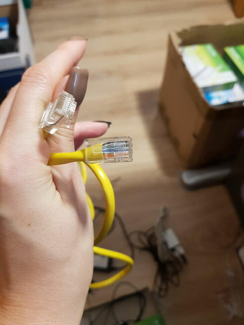 Zestaw różnych kabli: ładowarka, kabel USB, telefoniczne