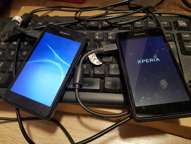 Telefon komórkowy smartfon Sony Xperia E1 z ładowarką - 4szt