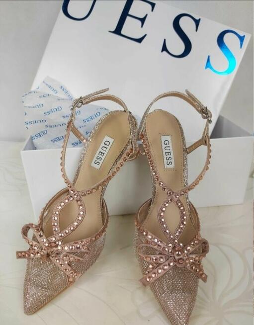 Piękna szyfonowa sukienka Artemida szpilki Guess