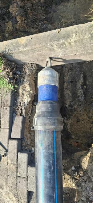 Monter sieci sanitarnych zewnątrznych i operator koparki