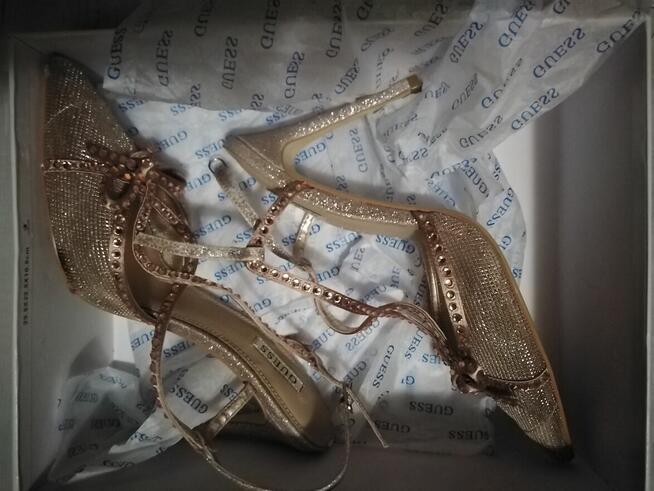 Piękna szyfonowa sukienka Artemida szpilki Guess