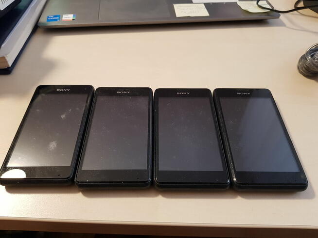 Telefon komórkowy smartfon Sony Xperia E1 z ładowarką - 4szt