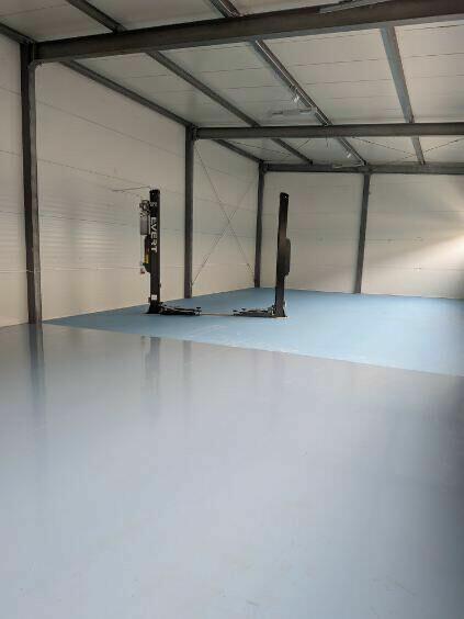 Salon samochodów elektrycznych zakupi auta od importera