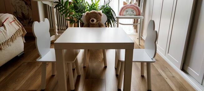 Krzesełka i stolik dla dzieci - zestaw mebli dziecięcych