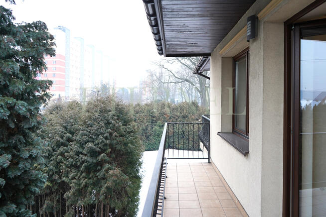 Dom dwupiętrowy z garażem ogrodem, strychiem 136m2