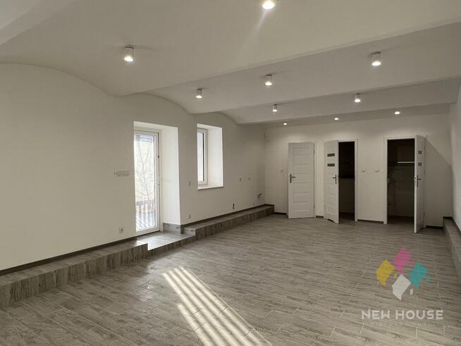 Budynek usługowy z widokiem na rzekę i park