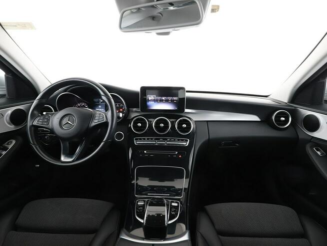 Mercedes C 180 automat full LED navi kamera i czujniki parkowania grzane fotele