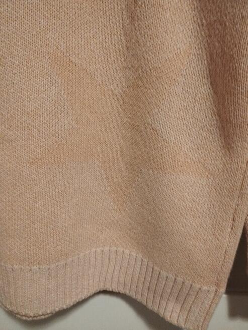 Sweter damski młodzieżowy z dekoltem w serek