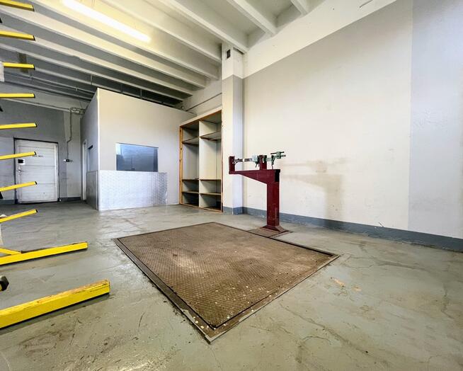 Magazyn z rampą, placem dla TIR