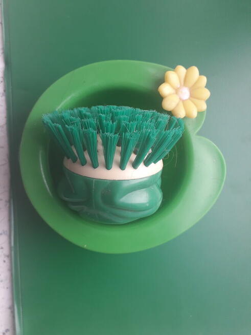 Mała szczoteczka łazienkowa.