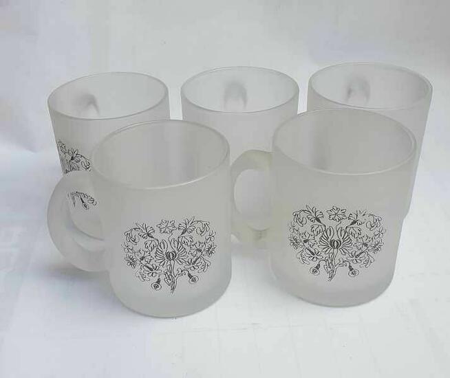 Kubek szklanny z motywem kwiatowym