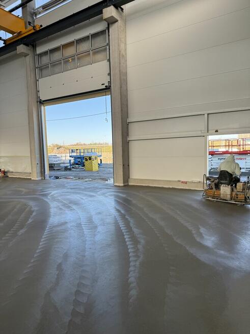 Posadzki przemysłowe – BETA POSADZKI | Zacieranie betonu | H