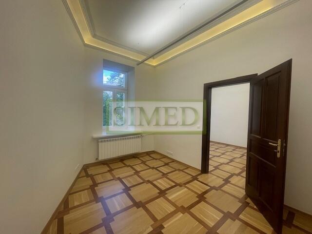 Reprezentacyjna kamienica ,zadbane patio, 3 pokoje