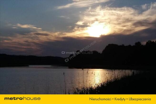 Dom w okolicy jezior i lasów