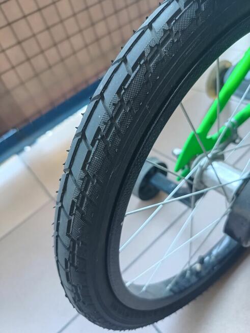 Rowerek dziecięcy zielony w dobrym stanie.