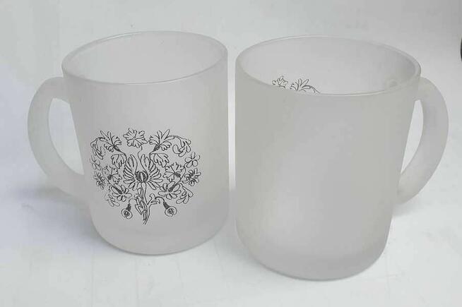 Kubek szklanny z motywem kwiatowym