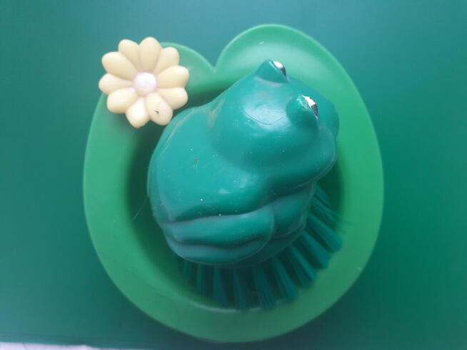 Mała szczoteczka łazienkowa.