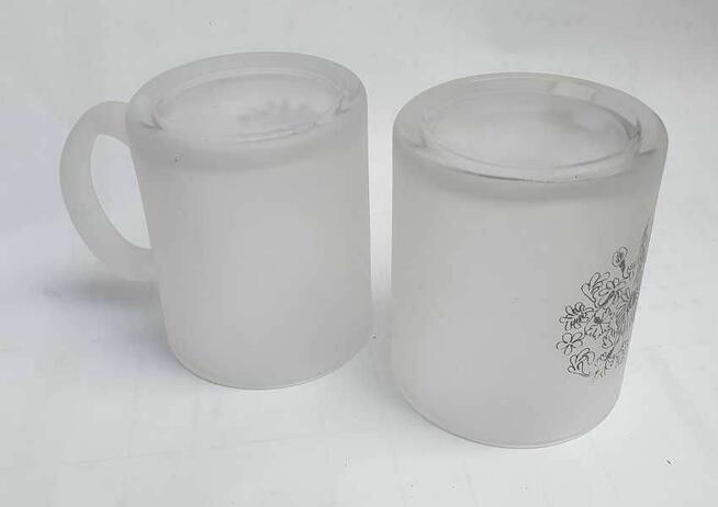 Kubek szklanny z motywem kwiatowym