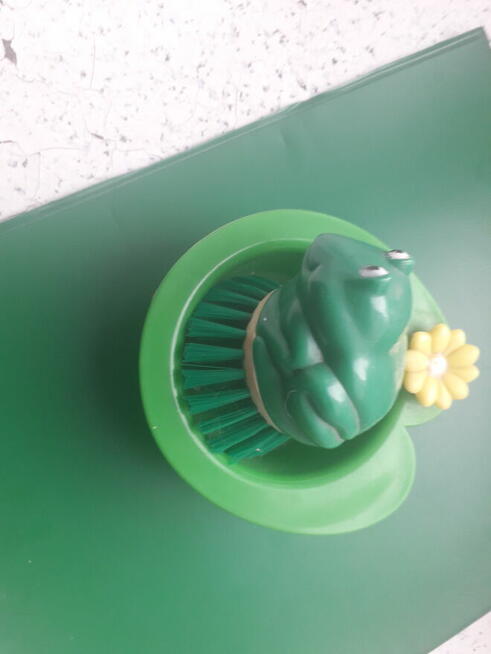 Mała szczoteczka łazienkowa.