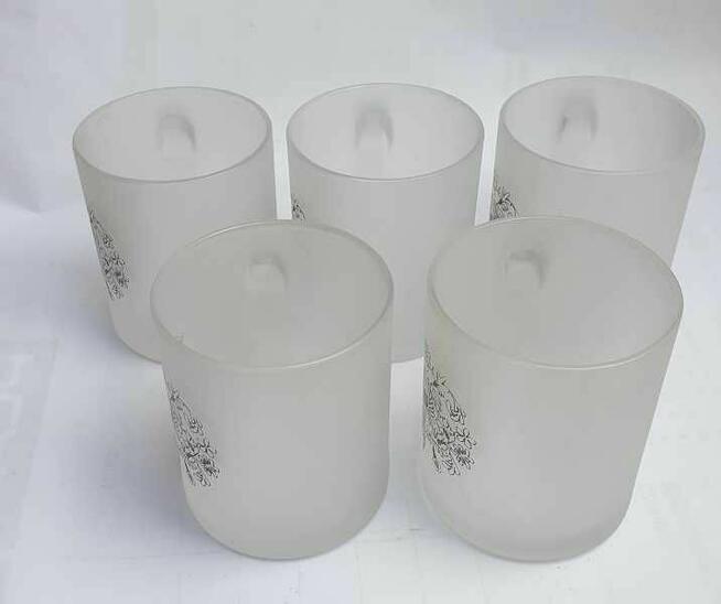 Kubek szklanny z motywem kwiatowym