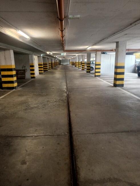 Garaż miejsce postojowe