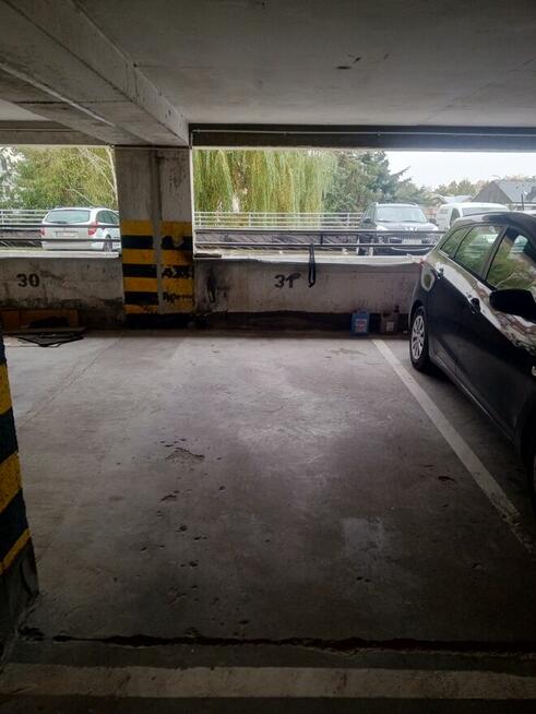 Garaż miejsce postojowe