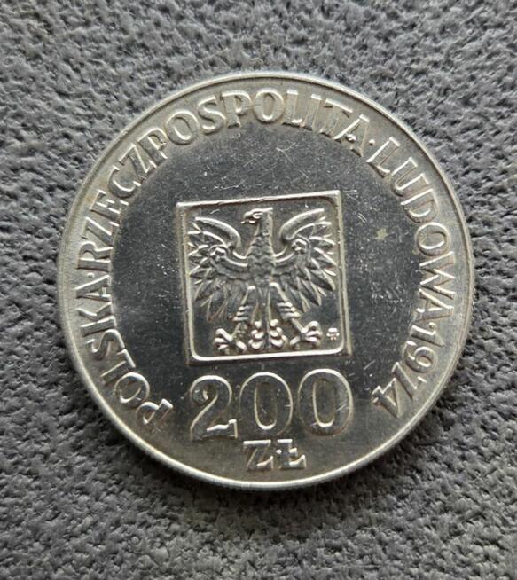 Komuny piękny srebrny pieniążek o nominale 200 zł