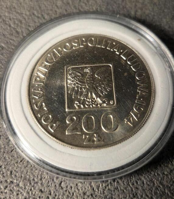 Komuny piękny srebrny pieniążek o nominale 200 zł