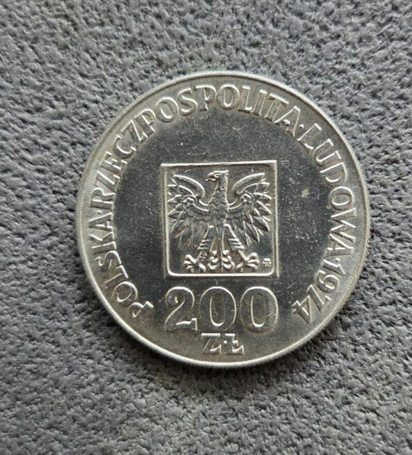 Komuny piękny srebrny pieniążek o nominale 200 zł