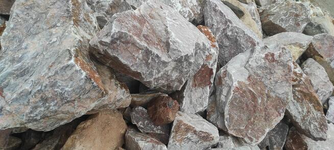 Bryła kamienna Różowa. Ozdobny kamień do ogrodu na skalniak